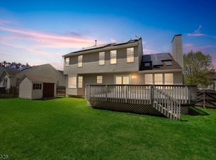 18 Raintree Dr, Sicklerville, NJ 08081