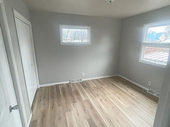 5th image of 915 Forest Ave