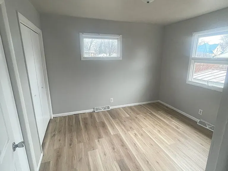 915 Forest Ave — Photo 5