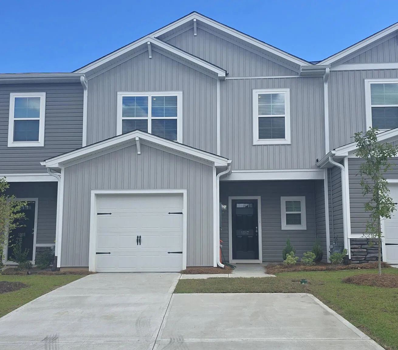 3 bed, 2.5 bath, 1720 sqft, $1,895 — Photo 1