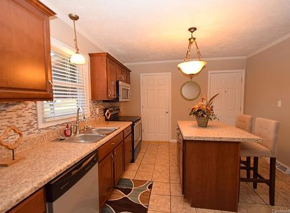 5th image of 2805 Highland Dr