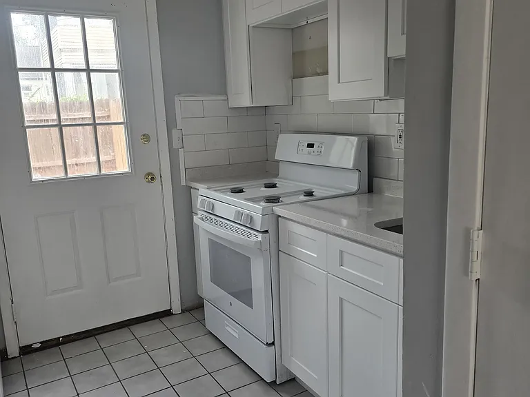 143 E 5th Ave #18 — Photo 3