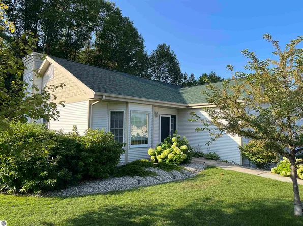 334 Golfview Ln, Elk Rapids, MI 49629