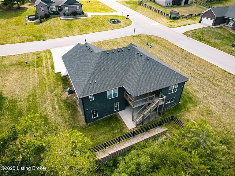 19 Clubhouse Ct — Photo 3