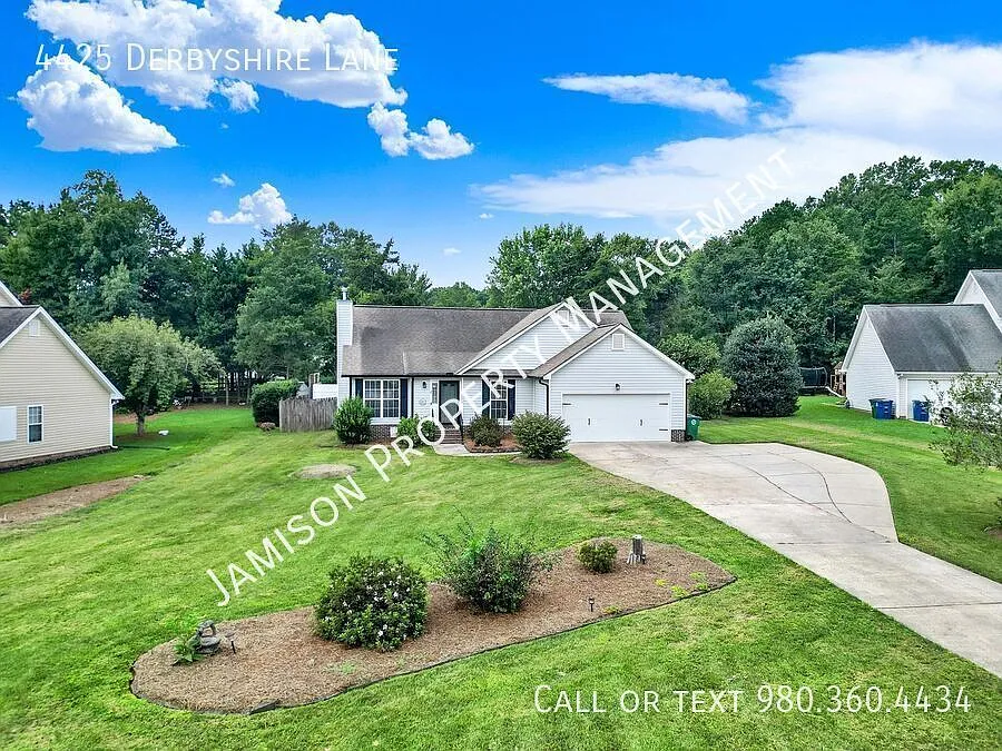Charming 3 Bed 2 Bath Ranch Home in Matthews! — Photo 1