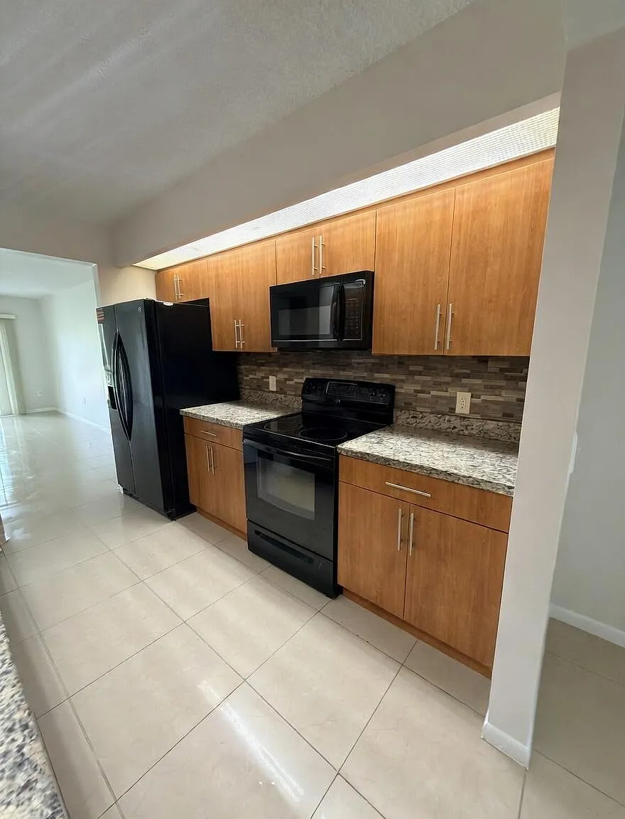 12551 SW 16th Ct — Photo 3