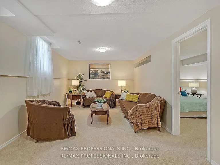 124 Panter Cres #LOWER — Photo 10