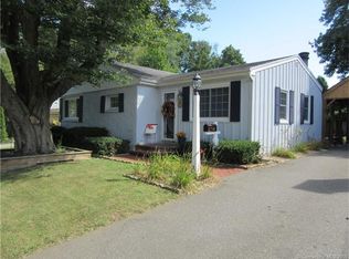 41 Greenway Rd, Groton, CT 06340