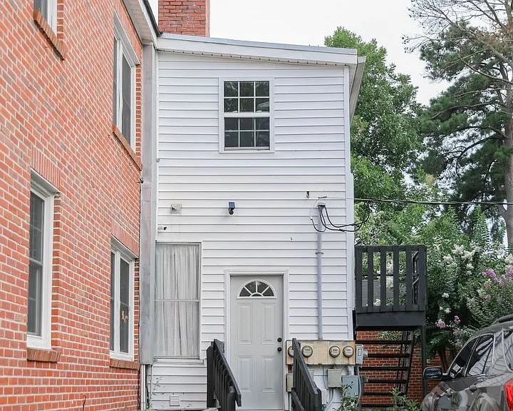 1109 N Chestnut St — Photo 3
