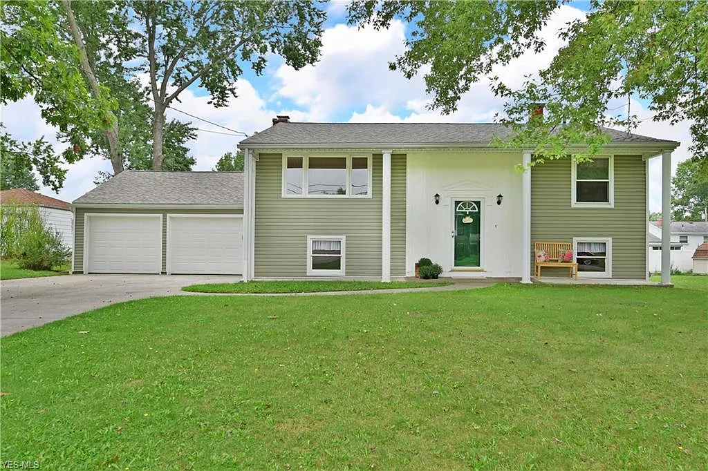 3870 Adrian Dr SE photo 1