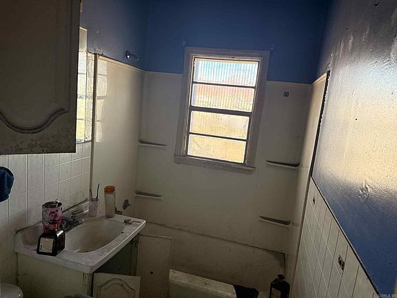 5th image of 1501 W 28th Ave