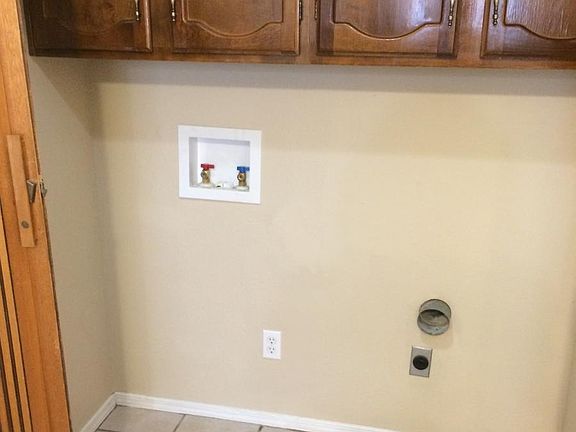 Utility w/washer dryer hookups