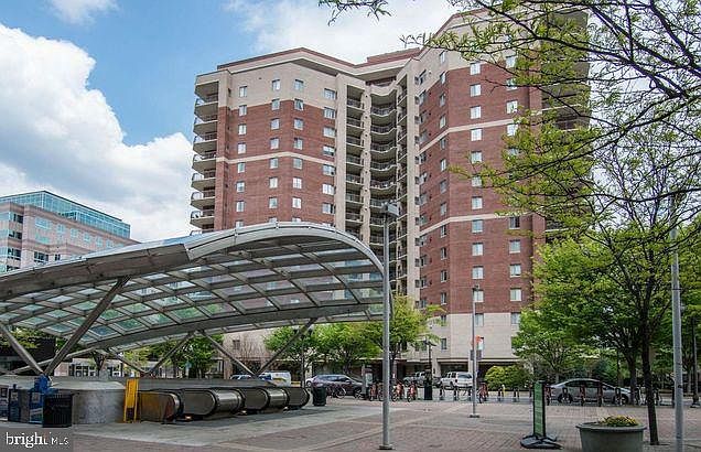 1st image of 901 N Monroe St APT 310