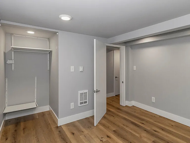 4246 S Graham St #BASEMENT — Photo 13