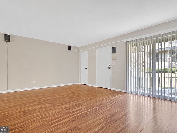 4th image of 276 Lakemoore Dr NE #E