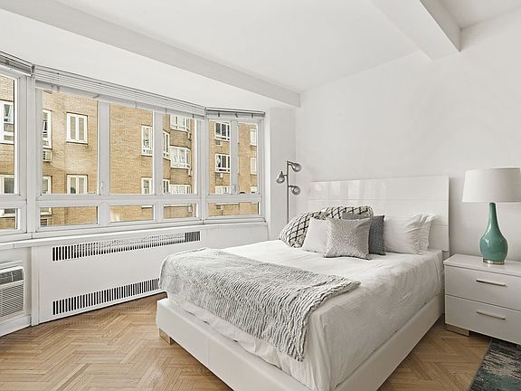 3rd image of 333 W 57th St APT 5D