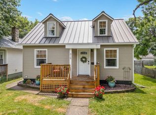 418 6th St, Baraboo, WI 53913