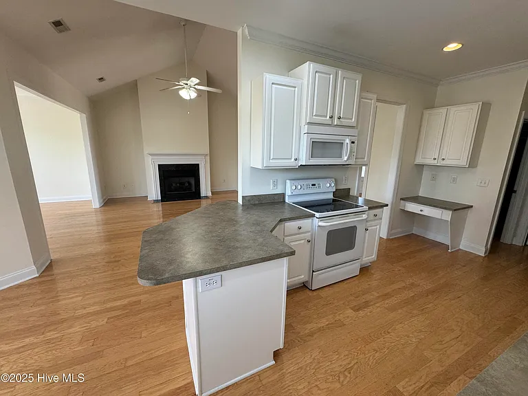 1052 Stonebridge Ln — Photo 16