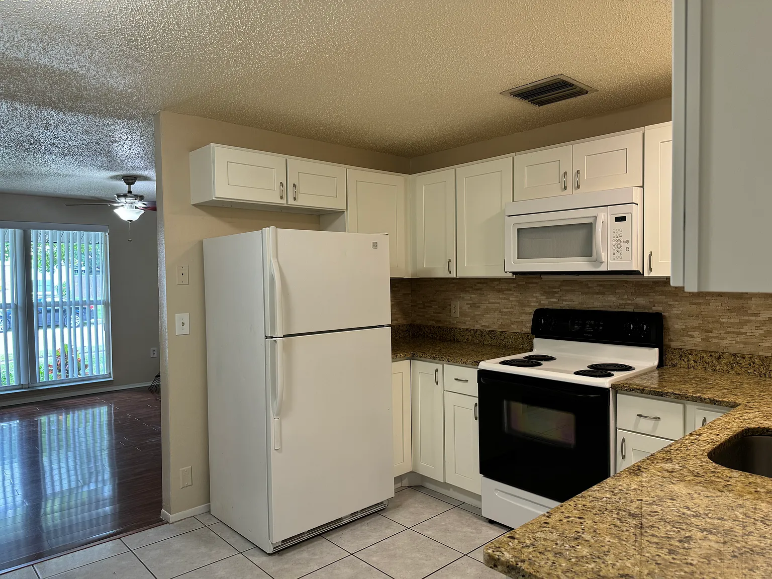 3 bed, 1022 sqft, $1,800 — Photo 3
