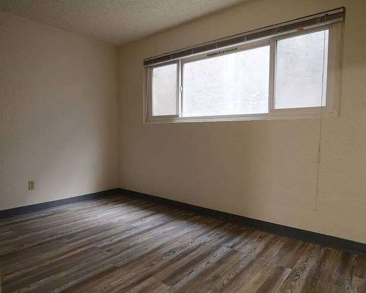 Melrose Court Apartments — Photo 10