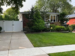 586 College Ave, Staten Island, NY 10302
