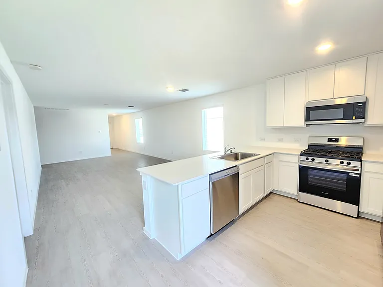 2213 Neyland Dr — Photo 3