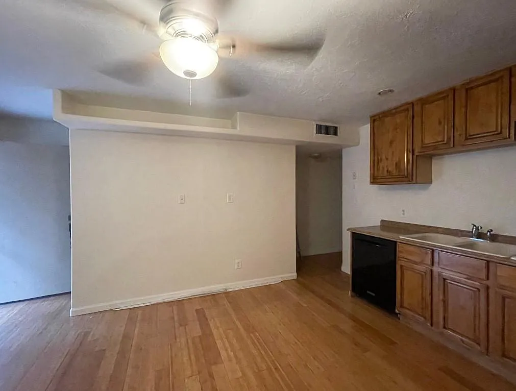 1533 W Missouri Ave — Photo 3