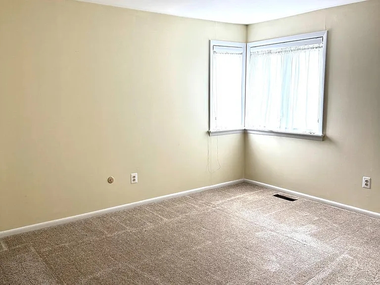 130 Westbury Ct — Photo 7