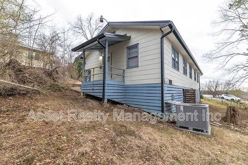 3 bed, 1.0 bath, 950 sqft, $1,295 — Photo 4