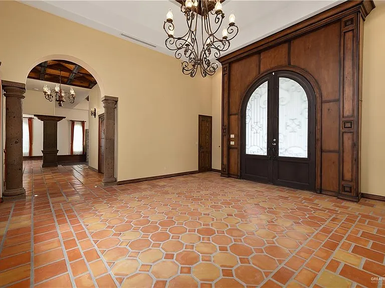 2304 Antigua Dr — Photo 11