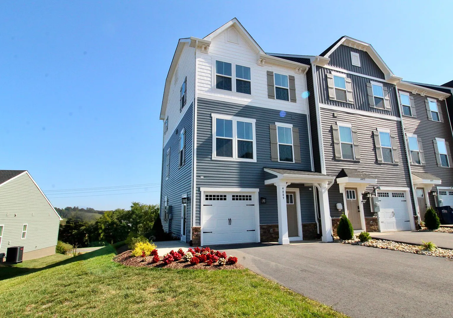 Townhome for rent with gorgeous mountain views! - 4489 Drysdale St. — Photo 1