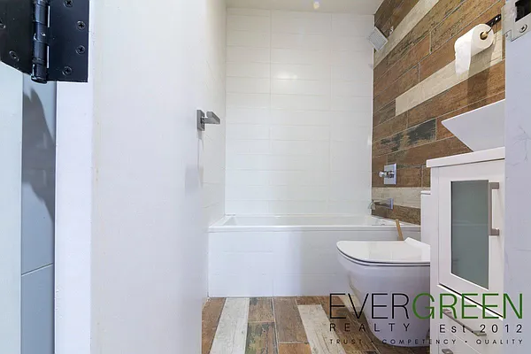 Rented by Evergreen Apartments BK | media 20