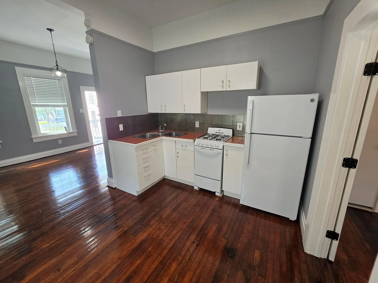 2 bed, 1.0 bath, 1328 sqft, $1,700 — Photo 4