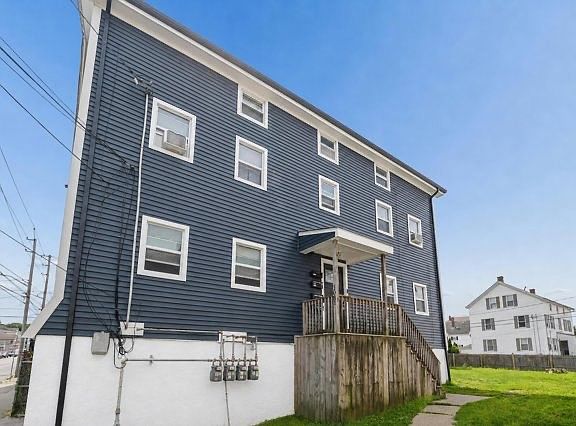 2nd image of 1081 Bedford St