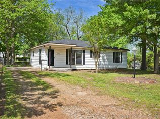 1206 S 3rd St, Hugo, OK 74743