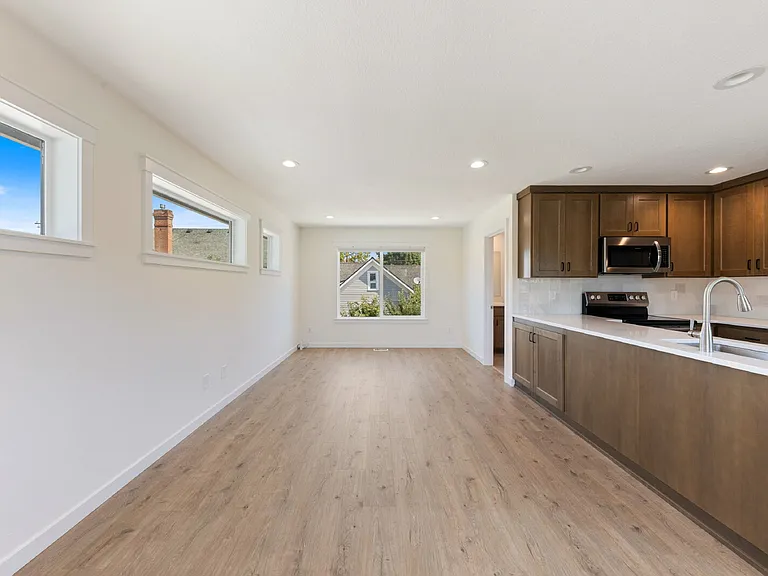 210 NE Ford St — Photo 9