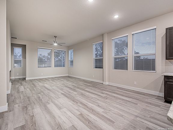 4th image of 101 Bailey Bluff