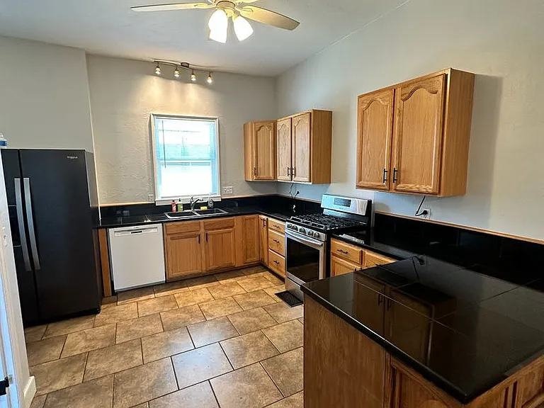 323 W Myrtle St — Photo 10