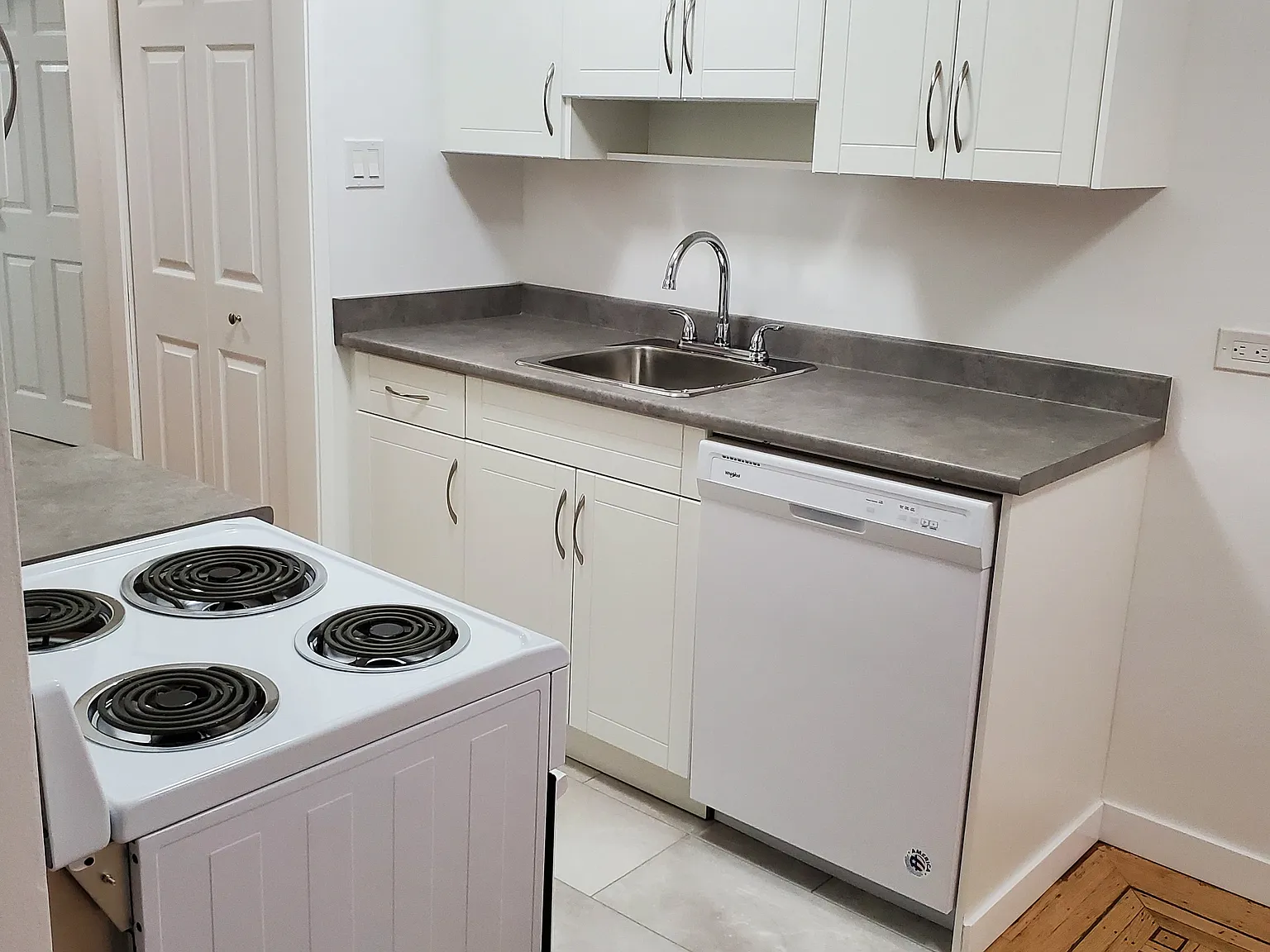 321 Agnes Street New Westminster — Photo 3