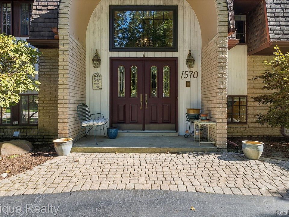 1570 Lomond Ln, photo 4