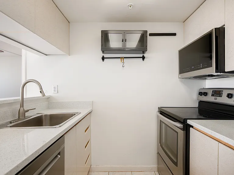 1268 Broadway W #720 — Photo 7