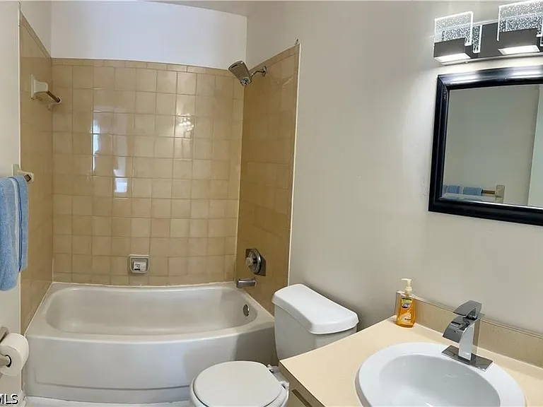 1005 SW 48th Ter #7 — Photo 15