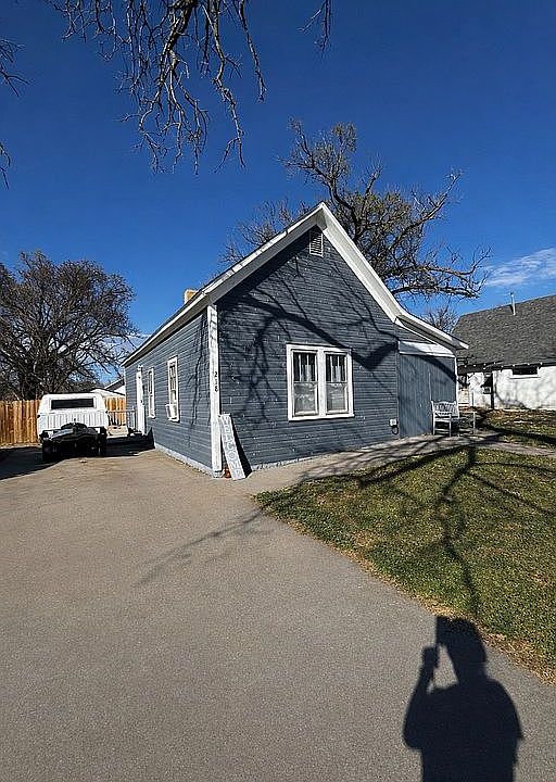 1st image of 218 W Maple St