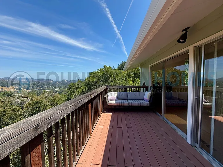 140 Redwood Rd — Photo 3