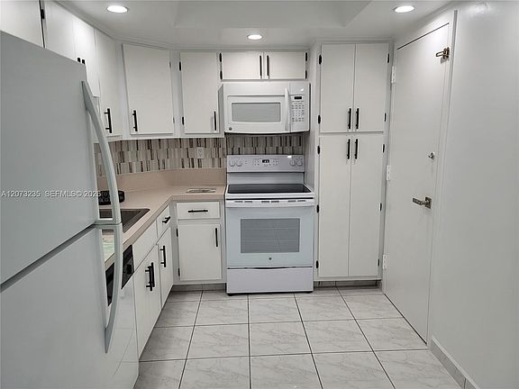 5th image of 300 Bayview Dr APT 603