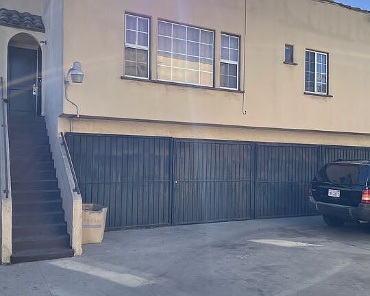 4th image of 1050 W 60th Pl Unit 1/2