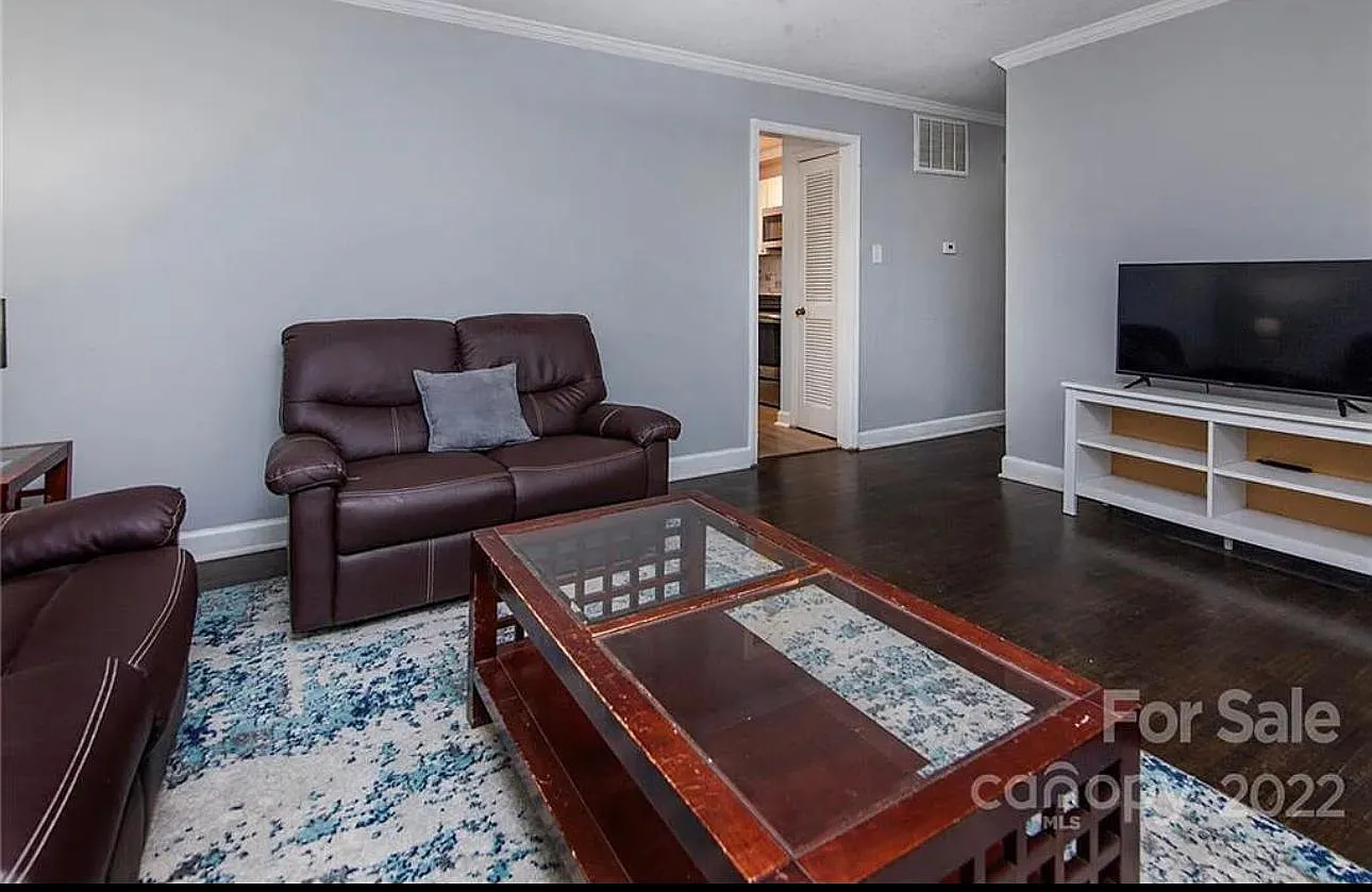 3 bed, 1020 sqft, $2,200 — Photo 2