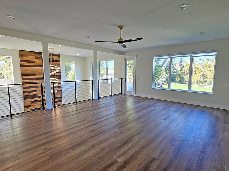 2475 Bay St — Photo 38