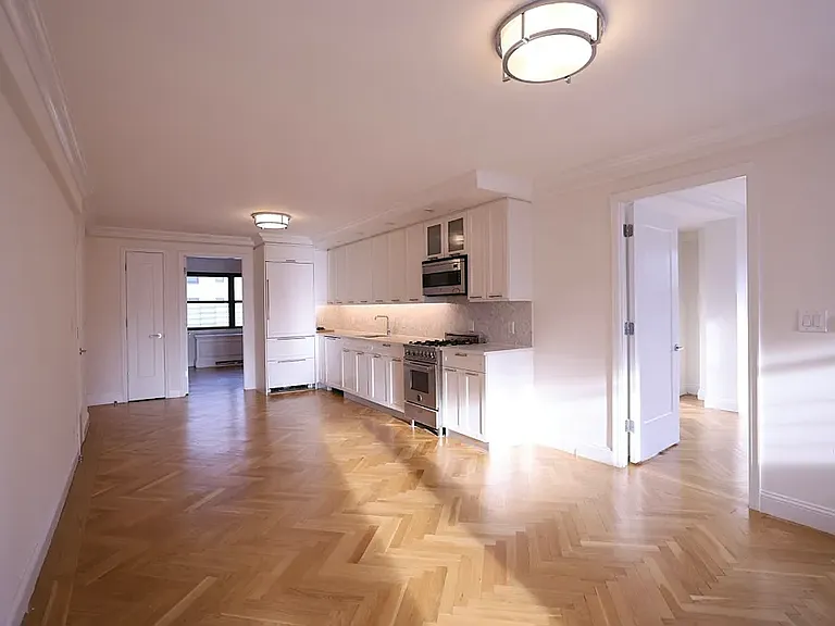 305 E 86th St #7R — Photo 6
