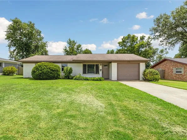 1208 NE 3rd St, Bentonville, AR 72712